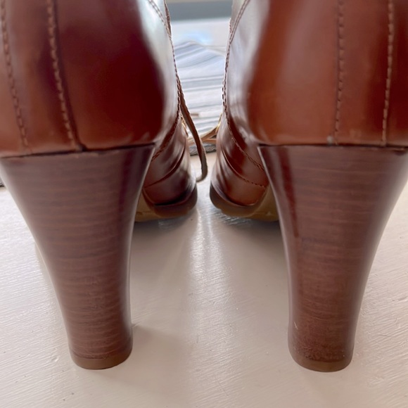 New Michael Kors lace up ankle boots/booties in caramel color, size 10 - Picture 6 of 9